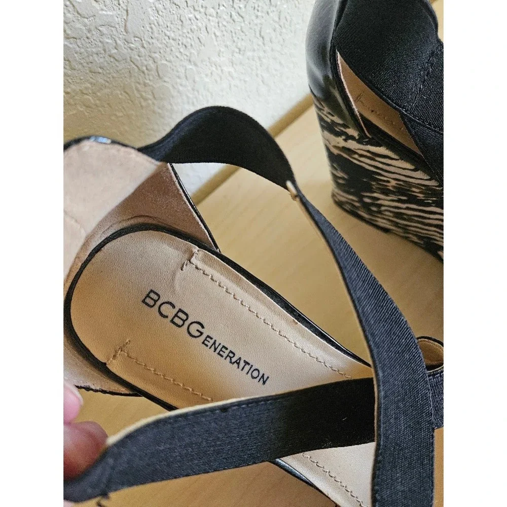 BCBGeneration Womens Zebra Print Wedge Sandals Black Patent Elastic Straps Sz 8